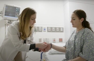 Кодирование Аквилонг в ЮЗАО Москвы Врач держит пациентку за руку