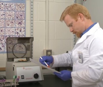 Клиника лечения наркозависимости в ЮЗАО Москвы Врач в кабинете клиники