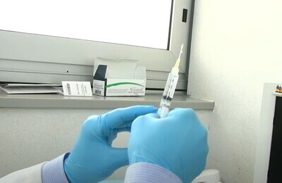 Проведение кодирования Вивитролом в ЮЗАО Москвы Шприц с Вивитролом в руках у врача